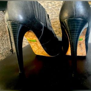 Lamb booties by Gwen Stefani size 7.5, great condition and price.